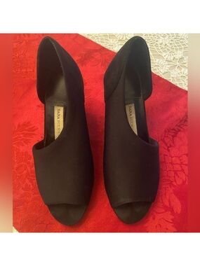 Dana Buchman Pira Black Wedge Heel. 6M. Open toe women shoe. Textile/ leather